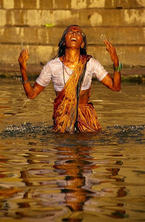  ภาพวาด 'Queen Ganga Bathing' แอ็คชั่นสุดตระการตาและความลึกลับที่น่าทึ่ง