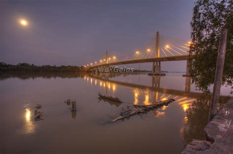 Sungai Muar Sunset – A Tapestry Woven with Hues of Melancholy and Hope!