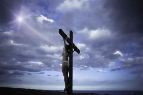  The Crucifixion จาก Norman: การบ่งบอกความเจ็บปวด และ ความสว่างไสวของศาสนาคริสต์