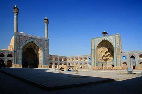  The Great Mosque of Isfahan: Where Turquoise Meets Azure in the Embrace of History!