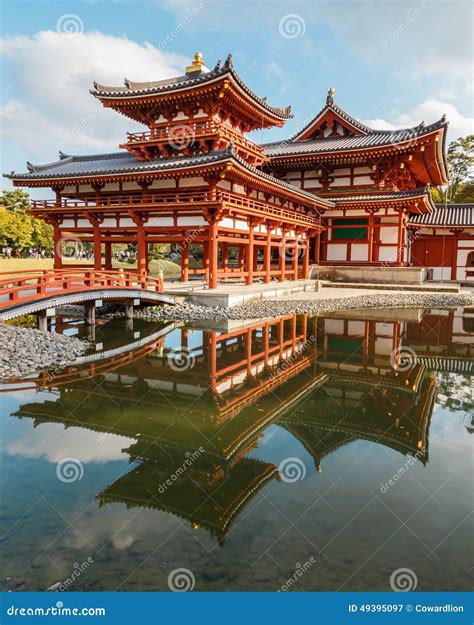  The Phoenix Hall at Byōdō-in Temple! A symphony of gilded splendor and serene contemplation